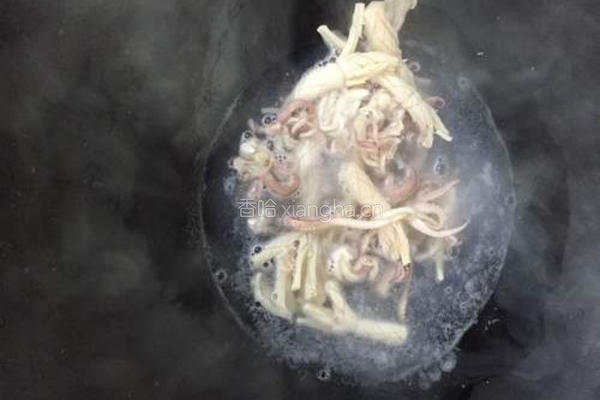 紫菜酱爆尤鱼的做法图解3