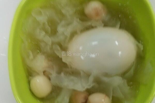 银耳莲子鸡蛋糖水的做法图解4