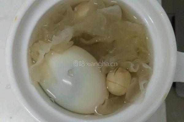 银耳莲子鸡蛋糖水的做法图解3