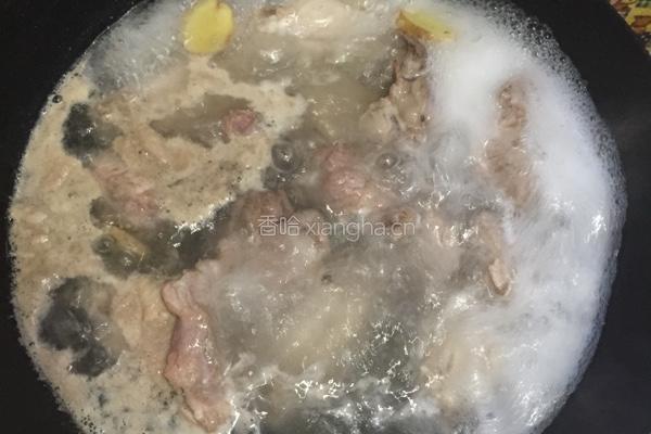 玉米烧排骨的做法图解1