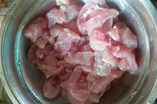 韭菜花炒肉的做法图解1