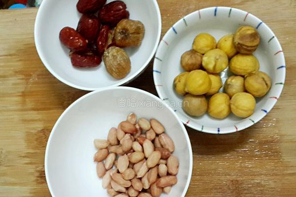 栗子花生鸡脚汤的做法图解1