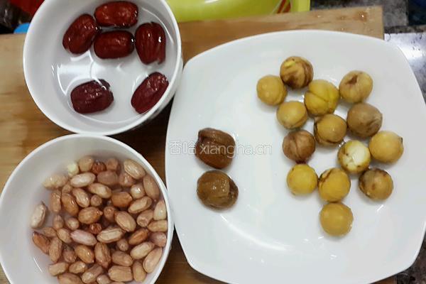 栗子花生鸡脚汤的做法图解2
