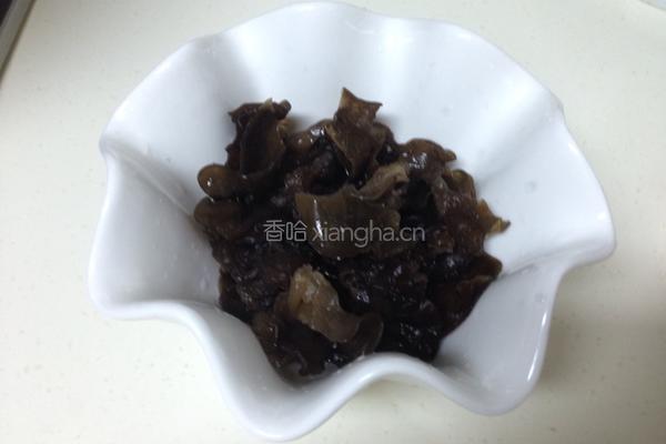 木耳炒蛋的做法图解1