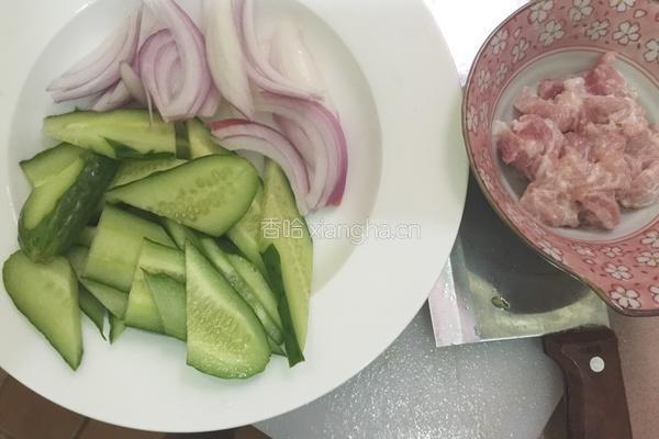 洋葱黄瓜小炒肉的做法图解4