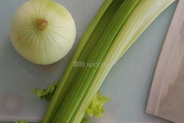 西芹炒洋葱的做法图解1