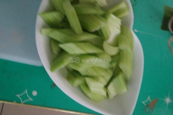 西芹炒洋葱的做法图解2