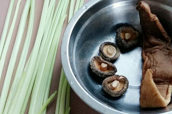 芹菜香菇炒萝卜干的做法图解1