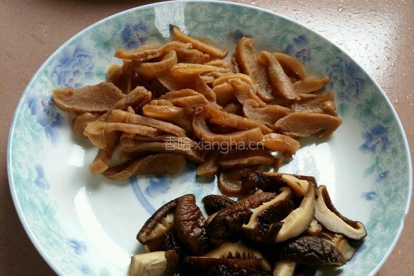 芹菜香菇炒萝卜干的做法图解5