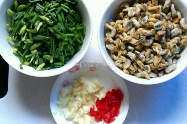 薄壳米炒韭菜梗的做法图解1