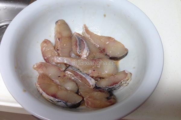 香煎草鱼片的做法图解2