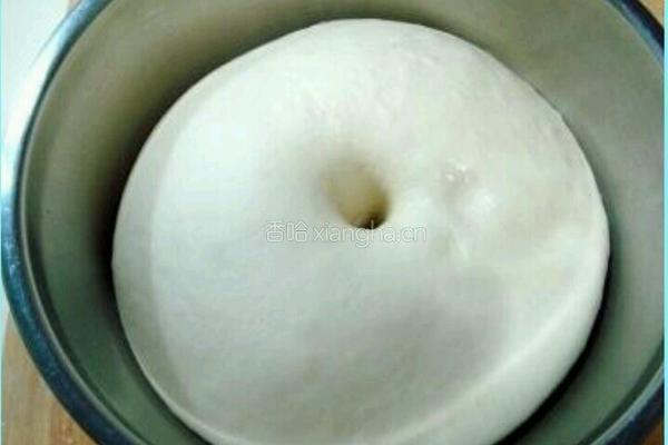 芝麻豆沙面包的做法图解2