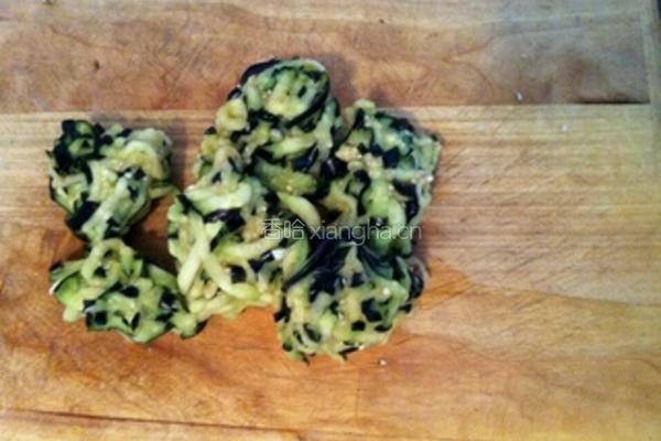 茄子素馅饺子的做法图解3