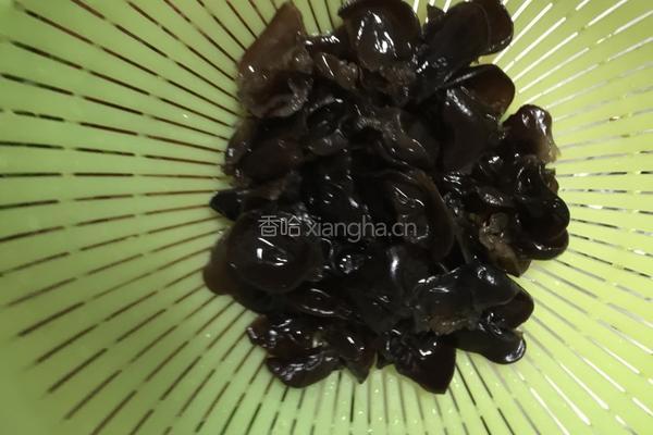 毛豆木耳炒鸡蛋的做法图解2