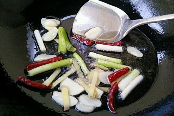 黄豆芽炒粉条的做法图解4
