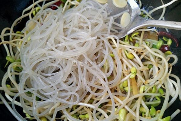 黄豆芽炒粉条的做法图解7