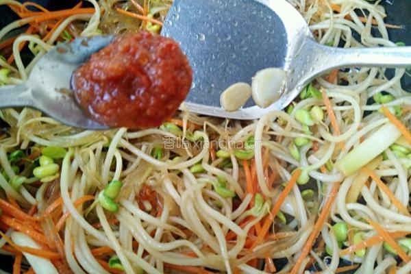 黄豆芽炒粉条的做法图解9