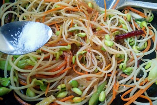黄豆芽炒粉条的做法图解10