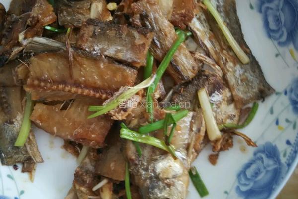 油焖风干翘嘴鱼的做法图解3