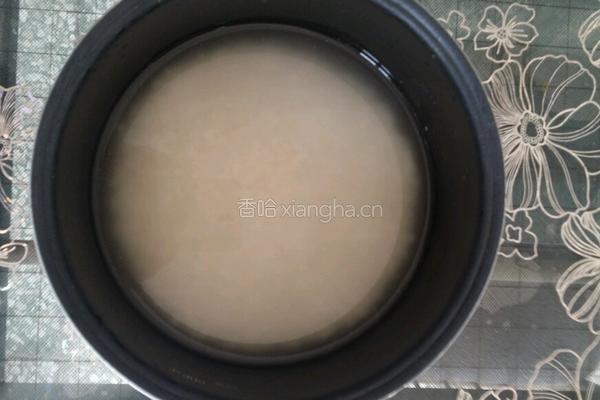 鱼豆腐鱿鱼圈闷饭的做法图解1