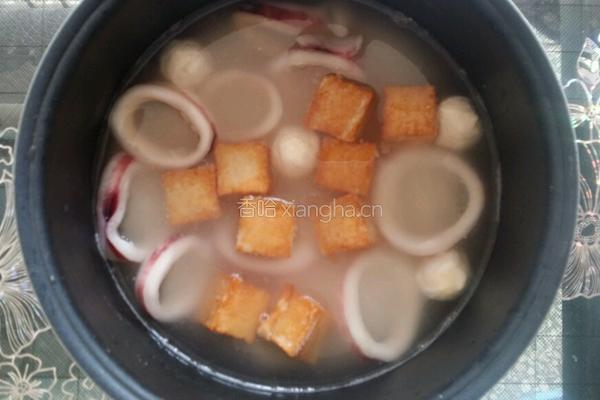 鱼豆腐鱿鱼圈闷饭的做法图解2