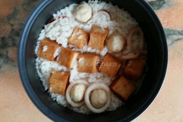 鱼豆腐鱿鱼圈闷饭的做法图解3