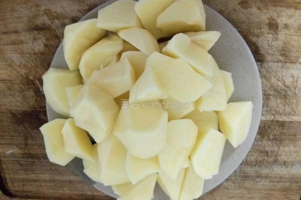 土豆炖排骨的做法图解3