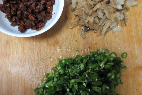 青椒炒油渣豆鼓的做法图解1