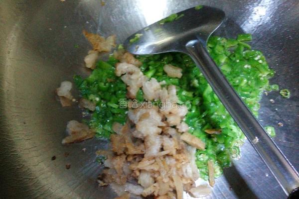 青椒炒油渣豆鼓的做法图解2