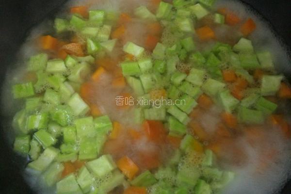 胡萝卜拌苦瓜的做法图解2
