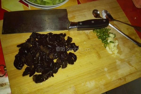 芹菜木耳肉丝的做法图解3