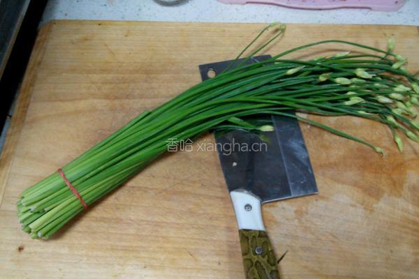 五花肉油豆皮炒韭菜苔的做法图解1