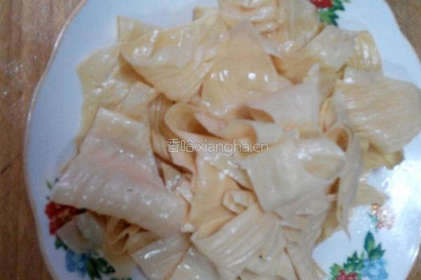 五花肉油豆皮炒韭菜苔的做法图解3