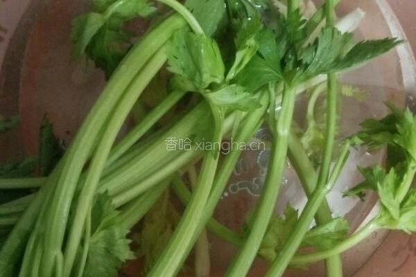 芹菜炒猪肉的做法图解1