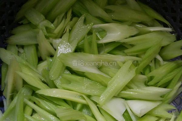 芹菜炒腊味的做法图解1