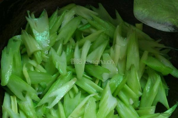 芹菜炒腊味的做法图解3