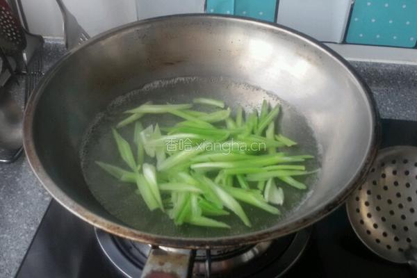 凉拌芹菜腐竹的做法图解3