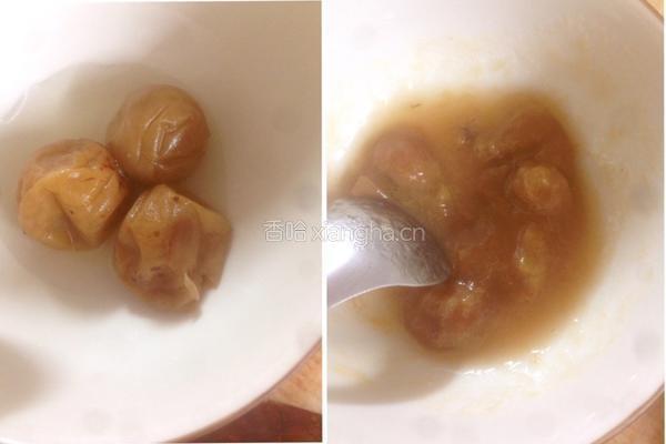 酸梅蒸黄骨鱼的做法图解2