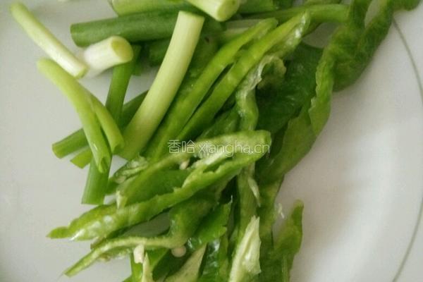 包菜鸡蛋炒面的做法图解1
