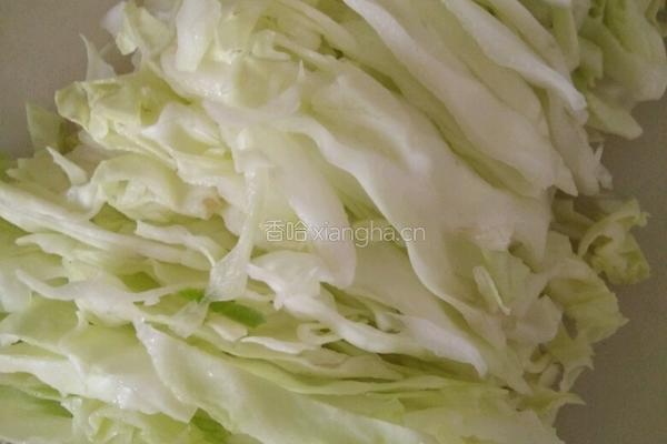 包菜鸡蛋炒面的做法图解2