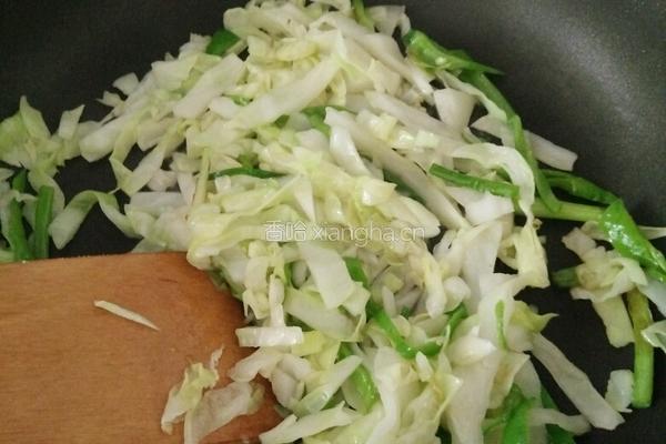 包菜鸡蛋炒面的做法图解5