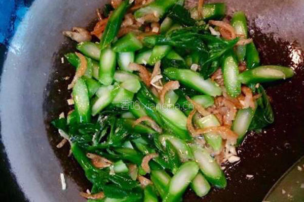 虾米炒芥兰的做法图解5