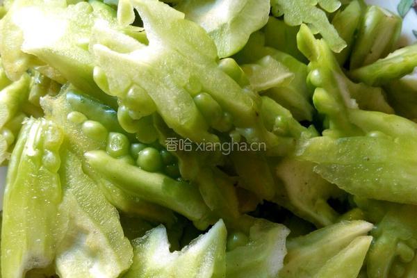 鸡蛋苦瓜片的做法图解1