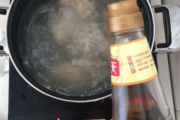 板栗玉米胡萝卜骨头汤的做法图解2