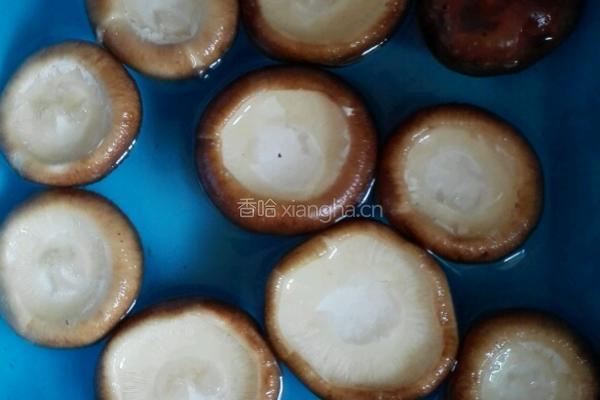粉丝蒸剁椒香菇盒子的做法图解1