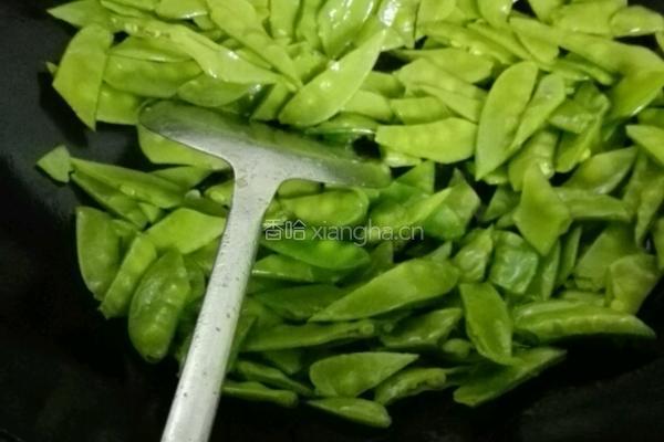 双椒炒荷兰豆的做法图解2