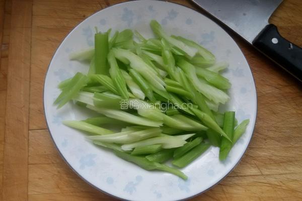 肉丝芹菜的做法图解2
