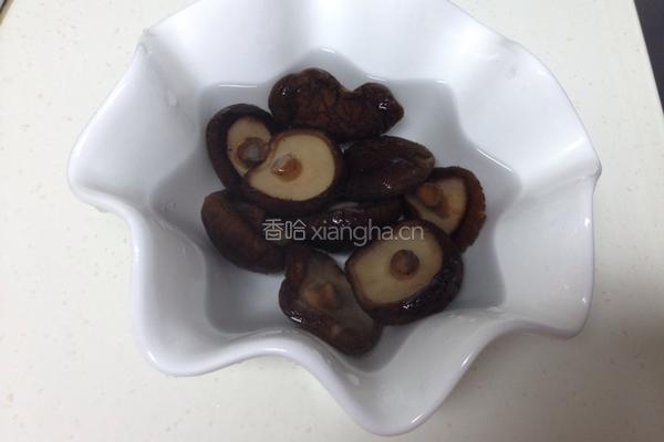 香菇土豆炖鸡腿的做法图解2