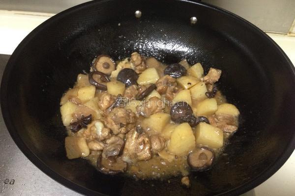 香菇土豆炖鸡腿的做法图解9