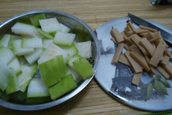节瓜鸡蛋鸡肉肠汤面的做法图解2